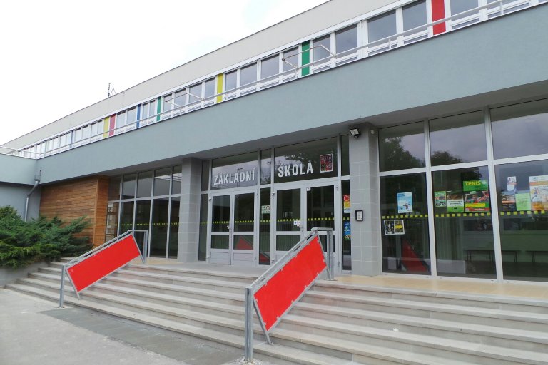 Zdravotnická zařízení, nemocnice, školy